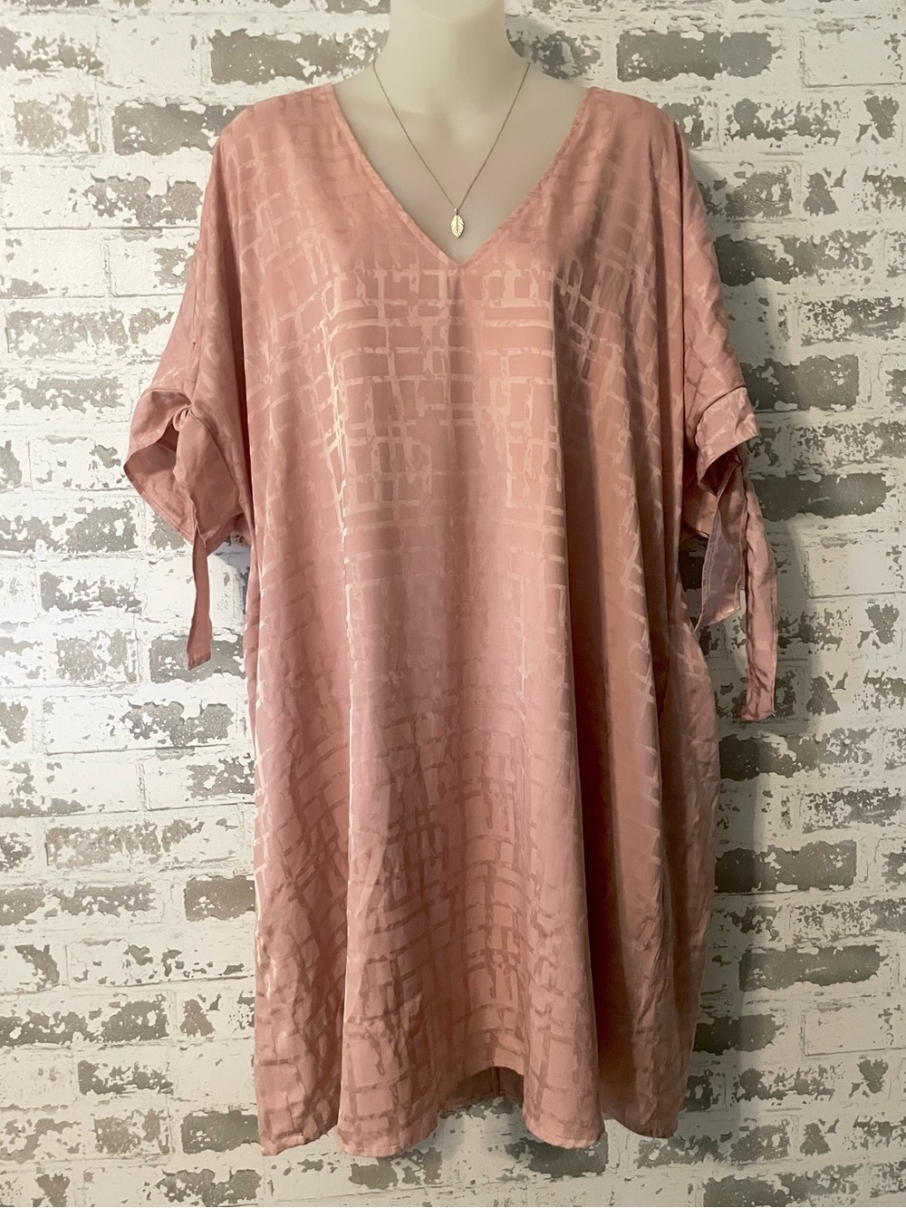 Entro Blush Pink Satin Jacquard Shift Dress 1X Tie Sleeve Pockets - Picture 2 of 9